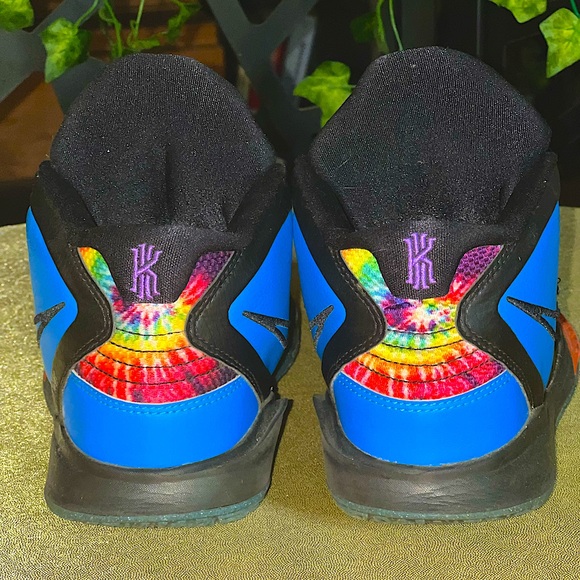 Bright, pre-loved Nike Kyrie Irving Big Boys 6 - Picture 5 of 5